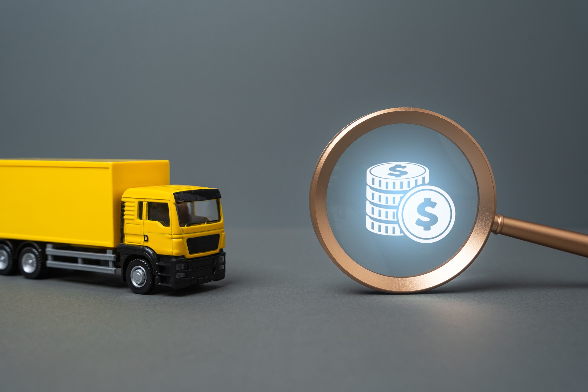 Custo do transporte de mercadorias e mercadorias por transporte rodoviário. Custos de combustível, taxas de entrega e taxas de envio de carga. Ajuste os preços. Gestão eficiente de transporte, logística de planejamento de rotas