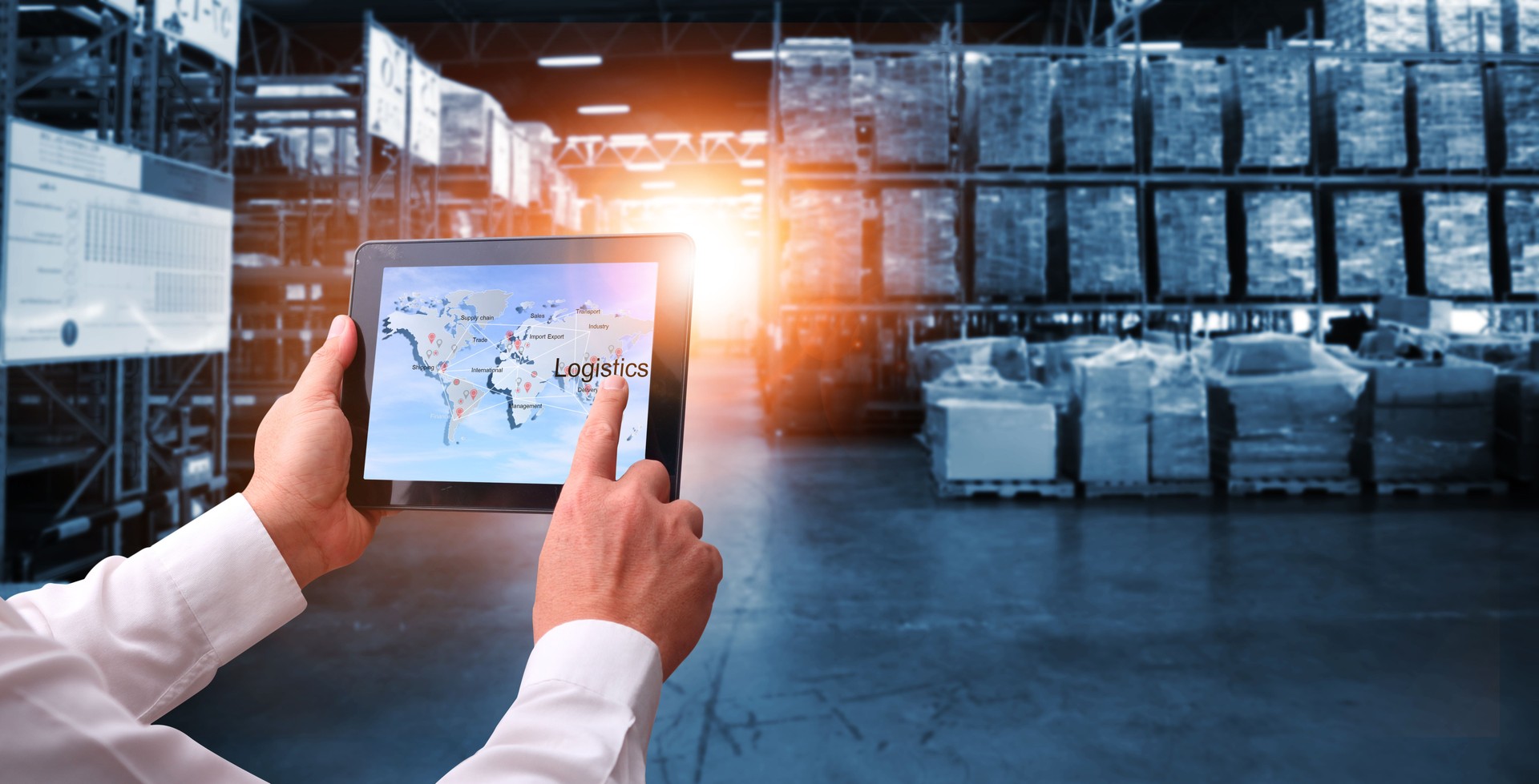 Empresário controla painel de interface virtual de distribuição e transporte de rede logística global, logística inteligente, futuro de inovação de transporte em fundo de grande centro de armazém.